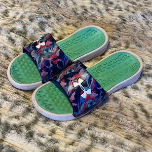 Under Armour slides womens 9 gently used